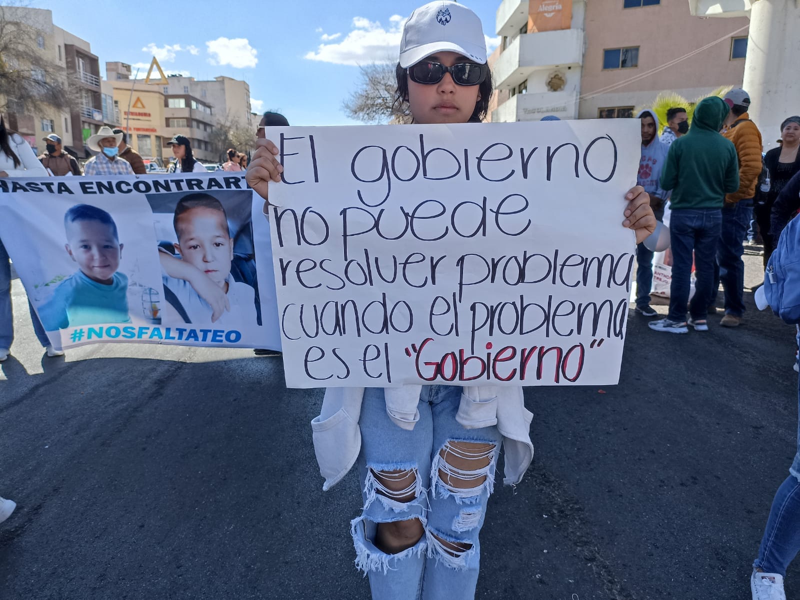 Marcha y manifestantes en plaza bicentenario piden con vida al pequeño Teo